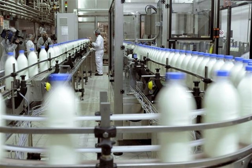 La producción láctea industrial presentó merma del 1% interanual a Abril ’23