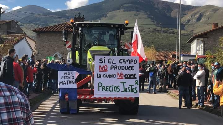 En España, un centener de tractores protestaron por el precio de la leche en Cantabria