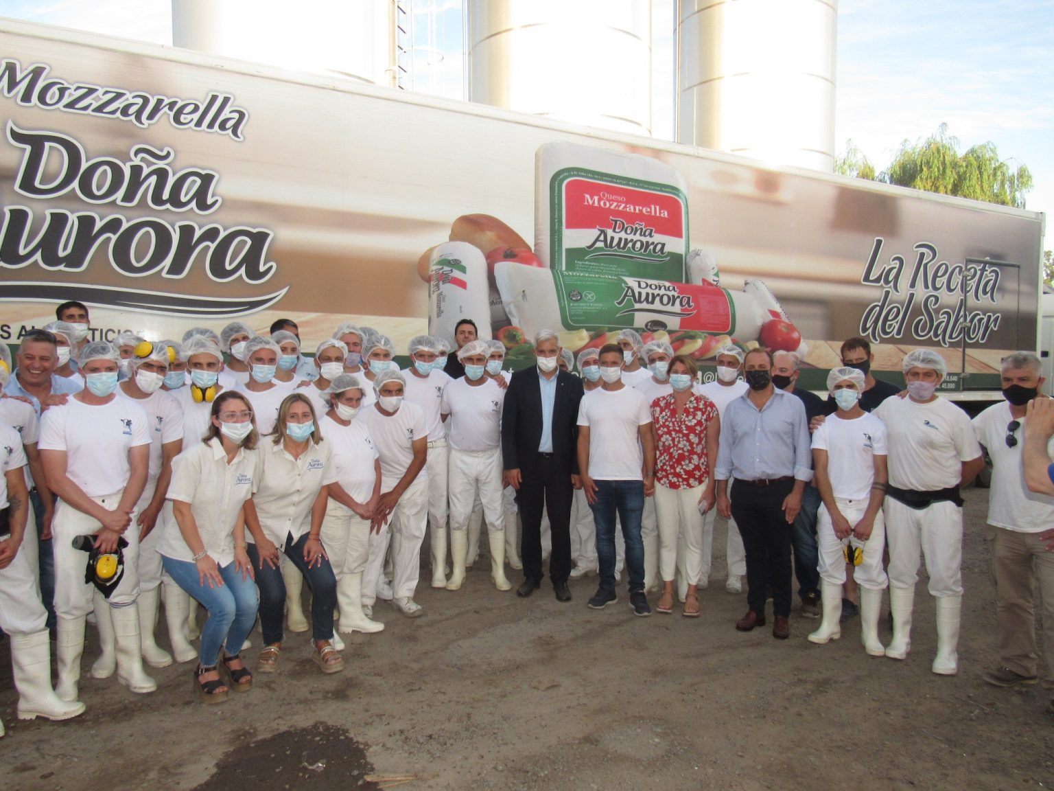 Julián Domínguez visitó la incendiada empresa láctea Aurora