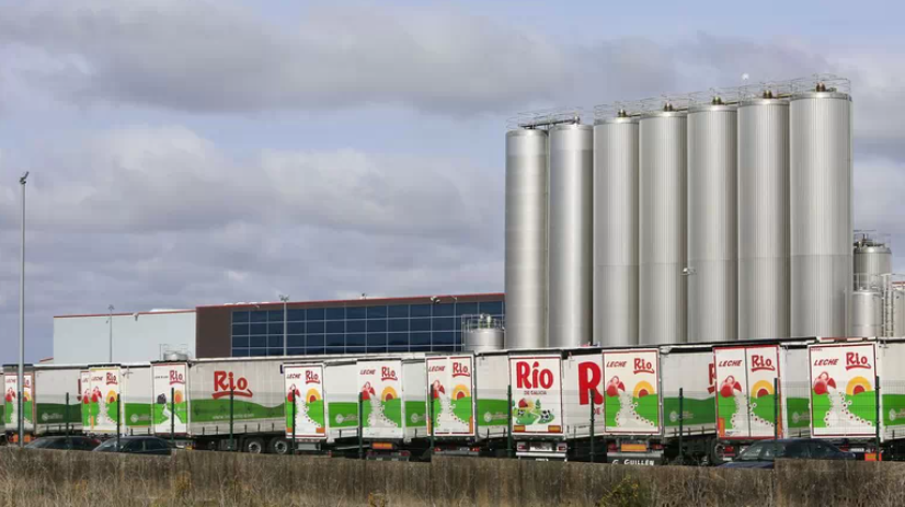 Paro camionero en España: la industria láctea dejará de recoger leche