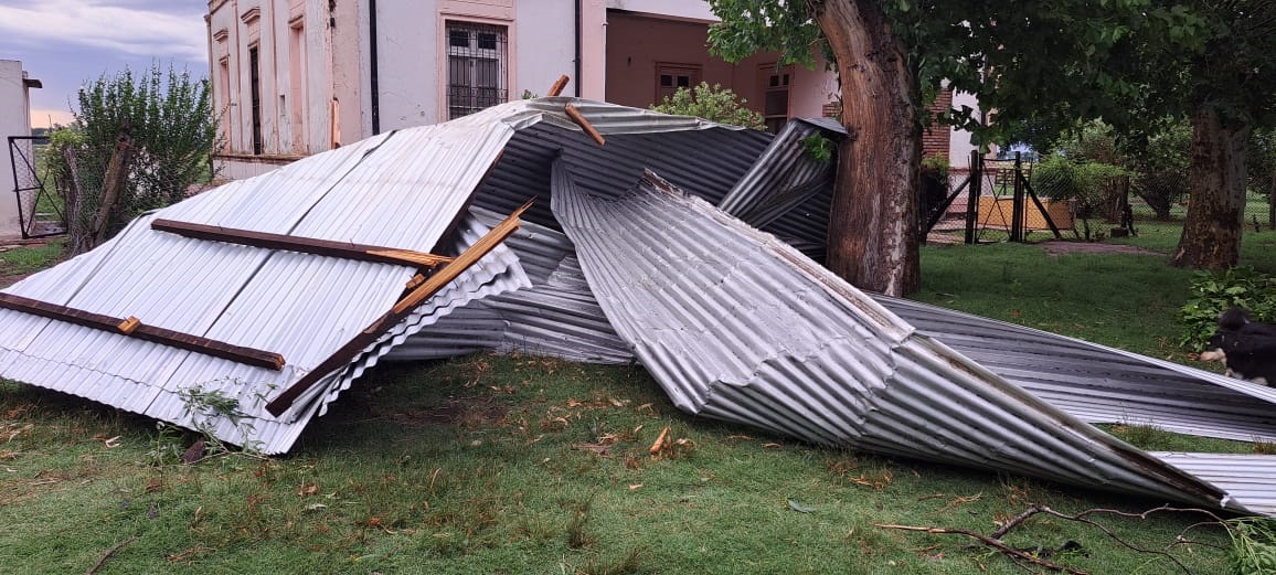 Fuerte tornado en Bragado que levantaron techos de casas